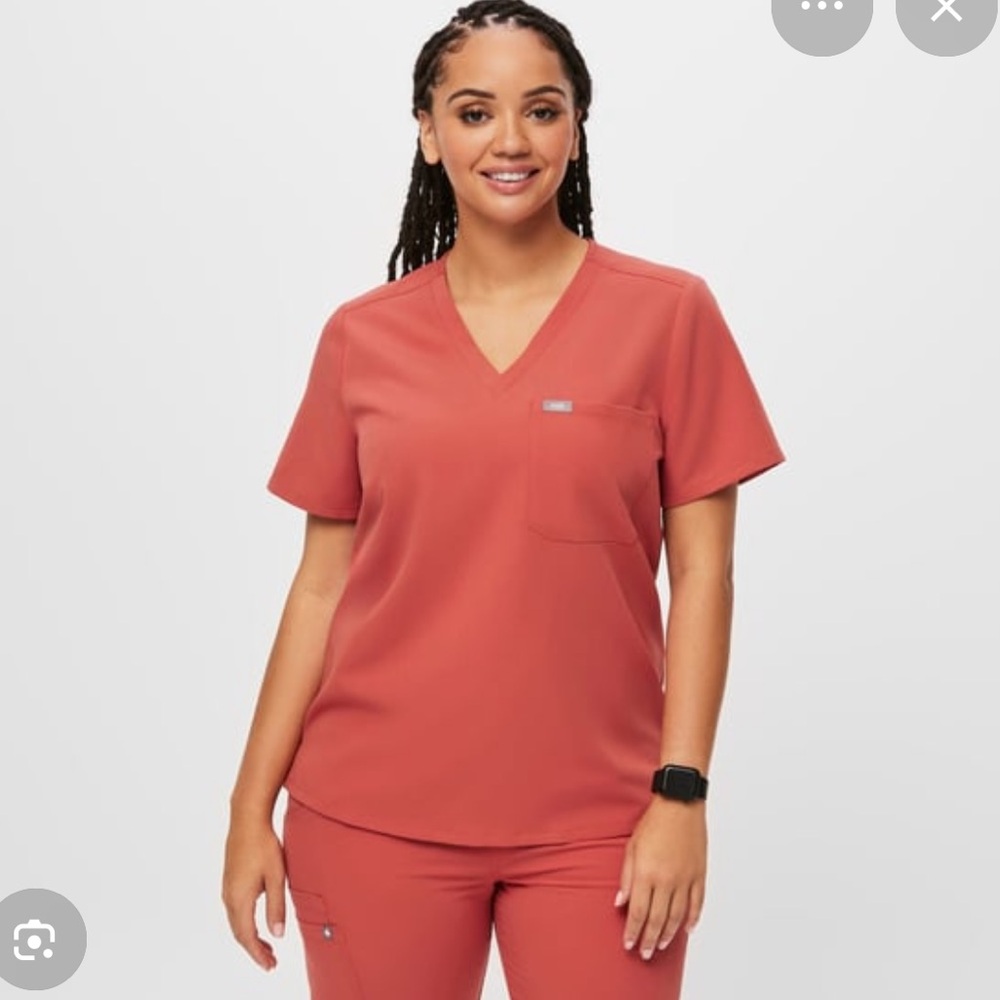Figs Catrina One Pocket Scrub Top in Clay
